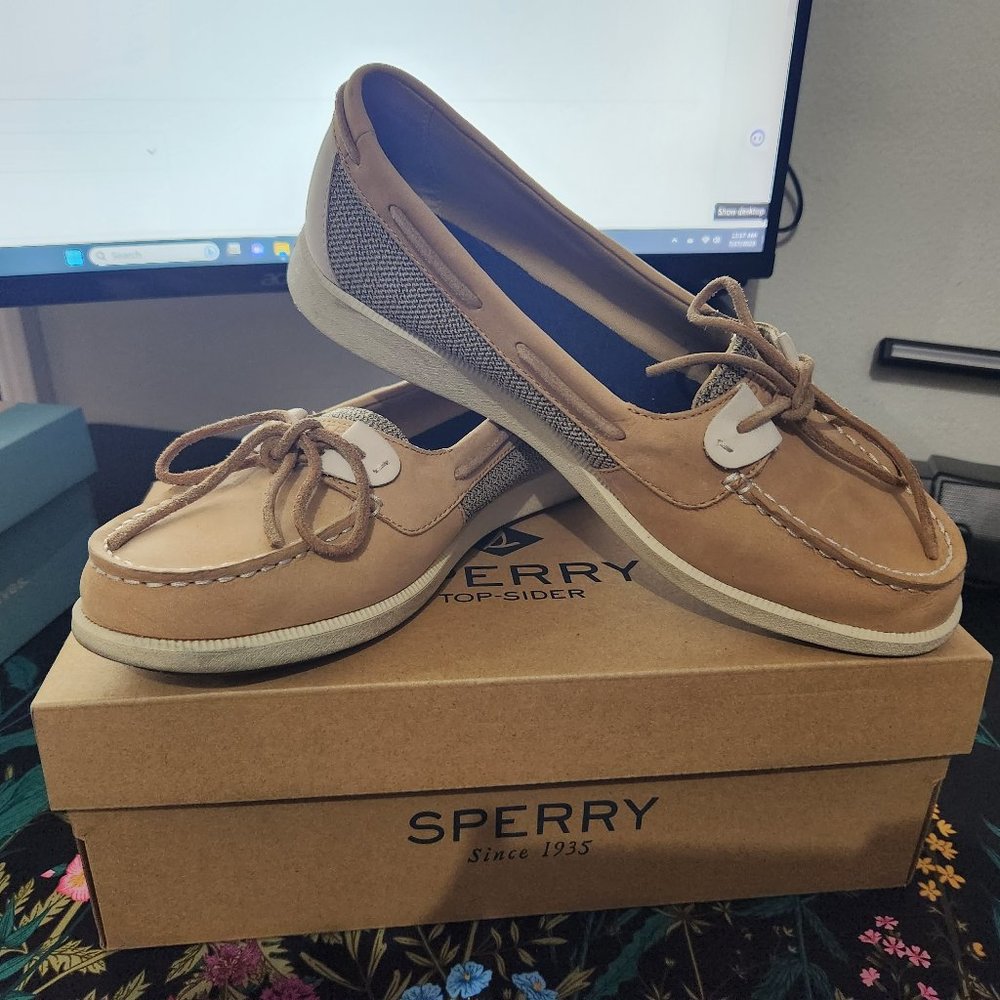 Womens Sperry boat shoes size 10- NWT
